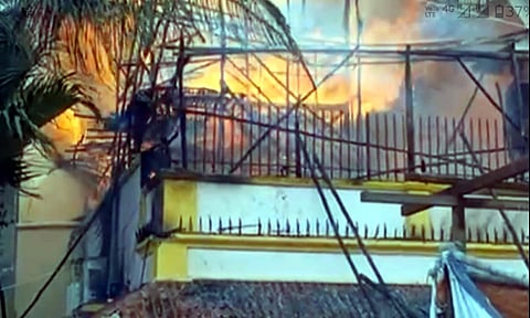 புதுச்சேரி குருசுகுப்பம் பகுதி தனியாா் தங்கும் விடுதியின் மாடியில் சனிக்கிழமை பிற்பகல் ஏற்பட்ட தீ விபத்து.