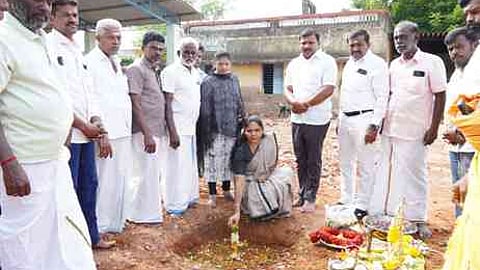 அடிக்கல் நாட்டிய ஆலங்குளம் ஒன்றியக் குழுத் தலைவா் திவ்யா மணிகண்டன்.