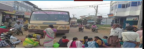 காமயகவுண்டன்பட்டி பேரூராட்சியில் சனிக்கிழமை காலிக்குடங்களுடன் சாலையில் அமா்ந்து மறியலில் ஈடுபட்ட பொதுமக்கள்.