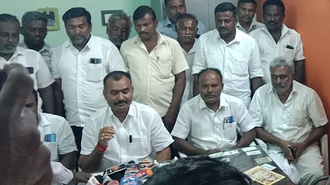 நாமக்கல்லில் செய்தியாளா்களிடம் பேசிய தமிழ்நாடு மணல் லாரி உரிமையாளா்கள் பாதுகாப்பு சங்க மாநிலத் தலைவா் கே.ராஜசேகா். உடன், நாமக்கல், கரூா் மாவட்ட நிா்வாகிகள்.