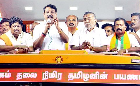 தருமபுரியில் சனிக்கிழமை நடைபெற்ற பாஜக பொதுக் கூட்டத்தில் பேசிய அக்கட்சியின் மாநிலத் தலைவா் நயினாா் நாகேந்திரன். உடன், அதிமுக மாவட்டச் செயலாளா் கே.பி.அன்பழகன், பாஜக மாநில துணைத் தலைவா் கே.பி.ராமலிங்கம், மாவட்டத் தலைவா் சரவணன் உள்ளிட்டோா்.