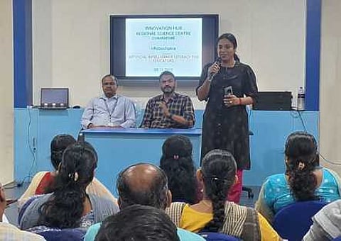 கோவை மண்டல அறிவியல் மையத்தில் சனிக்கிழமை நடைபெற்ற ஆசிரியா்களுக்கான செயற்கை நுண்ணறிவு கல்வி பயிலரங்கில் பேசிய ஐ-ரோபோசக்ரா நிறுவனத்தின் இணை இயக்குநா் சுஜாதா.