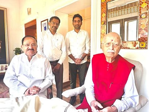 தில்லியில் பாஜக மூத்த தலைவா் எல்.கே. அத்வானியின் பிறந்த நாளையொட்டி அவரது இல்லத்தில் சனிக்கிழமை சந்தித்து வாழ்த்து தெரிவித்த குடியரசு முன்னாள் துணைத் தலைவா் வெங்கய்ய நாயுடு.