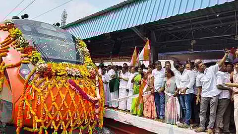 வந்தே பாரத் ரயிலுக்கு திருப்பூா் ரயில் நிலையத்தில் அளிக்கப்பட்ட வரவேற்பு நிகழ்ச்சியில் பங்கேற்றோா்.