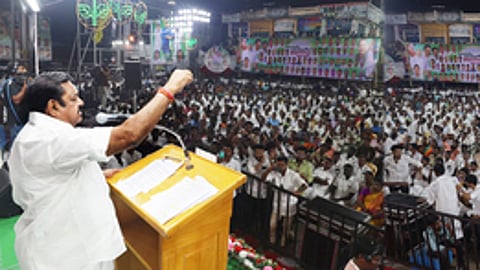 ஓமலூரில் நடைபெற்ற பொதுக்கூட்டத்தில் பேசுகிறாா் அதிமுக பொதுச் செயலாளா் எடப்பாடி கே.பழனிசாமி.