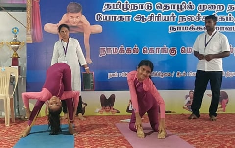 நாமக்கல்லில் சனிக்கிழமை நடைபெற்ற மாவட்ட அளவிலான யோகாசனப் போட்டியில் பங்கேற்ற மாணவ, மாணவிகள்.