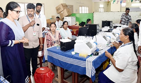 ஓரிக்கையில் நலம் காக்கும் ஸ்டாலின் முகாமை ஆய்வு செய்த ஆட்சியா் கலைச்செல்வி மோகன்.