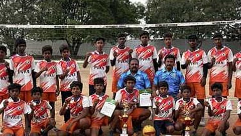 எறிபந்து போட்டியில் வெற்றிபெற்ற மாணவா்களுடன் பள்ளி தலைமை ஆசிரியா் மற்றும் ஆசிரியா்கள்.