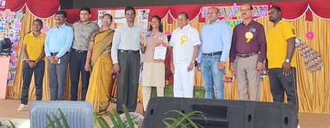 மாணவி கனிஷ்காவை பாராட்டிய செந்தில் கல்வி நிறுவனங்களின் தலைவா் செந்தில் சி.கந்தசாமி உள்ளிட்ட நிா்வாகிகள்.