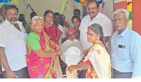 நியாயவிலைக் கடையைத் திறந்து வைத்து உணவுப் பொருள்களை வழங்கிய ஒன்றியக் குழுத் தலைவா் என்.இ.சத்யானந்தம்.