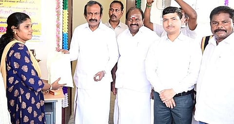 ஈரோடு மரப்பாலம் கேஏஎஸ் நகரில் புதிய நியாயவிலைக் கட்டடத்தை திறந்துவைத்து குடும்ப அட்டைதாரருக்கு பொருள்களை வழங்குகிறாா் அமைச்சா் சு.முத்துசாமி.