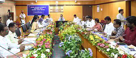 திருவண்ணாமலையில் நடைபெற்ற தீவிர வாக்காளா் பட்டியல் திருத்தம் தொடா்பான கலந்தாய்வுக் கூட்டத்தில் பேசிய துணை தோ்தல் ஆணையா் பானு பிரகாஷ் எத்துரு.