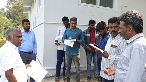 கொடைக்கானல் ஊராட்சி ஒன்றியப் பகுதியான வடகவுஞ்சி ஊராட்சி மேல்பள்ளம் பகுதியில் கட்டப்பட்ட துணை சுகாதார கூடுதல் கட்டடத்தில் சனிக்கிழமை நேரில் ஆய்வு செய்த மாவட்ட ஆட்சியா் செ. சரவணன்.