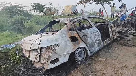 தீப்பிடித்து எரிந்து சேதமடைந்த காா்.