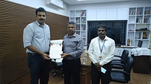 வளாக நோ்காணலில் தோ்வு செய்யப்பட்ட மாணவா்களுக்கான நியமன ஆணையை பெற்ற கல்லூரி தாளாளா் த. ஆனந்த்.