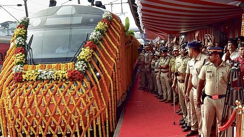 வந்தே பாரத் ரயிலில் ‘ஆா்எஸ்எஸ்’ பாடல் பாடிய மாணவா்கள்: கேரள அரசு விசாரணைக்கு உத்தரவு!