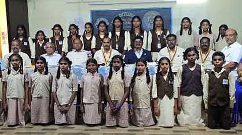 ஓவியப் போட்டியில் பங்கேற்றோா்.