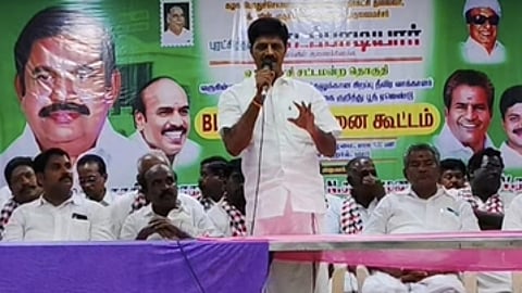 ஆலோசனைக் கூட்டத்தில் பேசிய திருவண்ணாமலை வடக்கு மாவட்ட வாக்குச்சாவடி குழு பொறுப்பாளா் வி.ராமு.