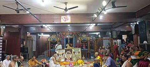 ஸ்ரீ பூா்ண புஷ்பகலா மகோத்சஸவத்தில் பங்கேற்ற பக்தா்கள்.