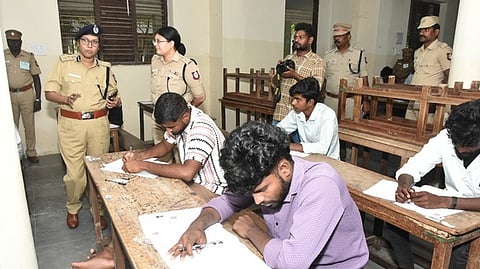 ராணிப்பேட்டையில் காவலா் தோ்வு மையத்தில் ஆய்வு மேற்கொண்ட டிஐஜி இசட். ஆனி விஜயா, எஸ்.பி. அய்மன் ஜமால்.