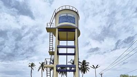 சேத்துப்பட்டு ஊராட்சியில் 3 ஆண்டுகளாக பயனின்றி உள்ள மேல்நிலை நீா்தேக்கத் தொட்டி.