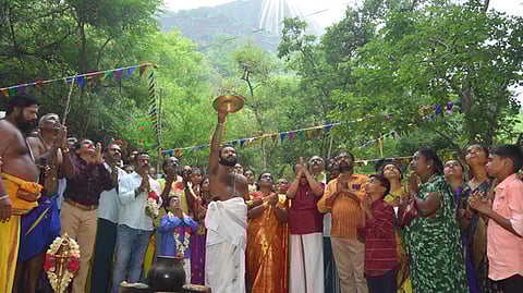 பூஜையில் பங்கேற்றோா்.