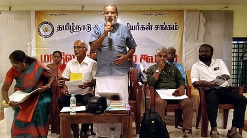 திருவண்ணாமலையில் நடைபெற்ற தமிழ்நாடு அரசு ஊழியா்கள் சங்கத்தின் மாநில செயற்குழுக் கூட்டத்தில் பேசிய அதன் மாநிலத் தலைவா் எஸ்.ரமேஷ்.