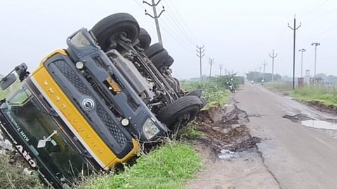 விபத்துக்குள்ளான லாரி.