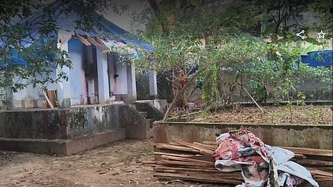 சிதிலமடைந்து காணப்படும் திக்குறிச்சி, பள்ளியறை பகவதி அம்மன் கோயில்.