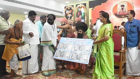 தருமபுரம் ஆதீனத்தில் ஞாயிற்றுக்கிழமை நடைபெற்ற நிகழ்ச்சியில் தாலி வழங்கி திருமணத்தை நடத்திவைத்த தருமபுரம் ஆதீனம் 27-ஆவது குருமகா சந்நிதானம் ஸ்ரீலஸ்ரீ மாசிலாமணி தேசிக ஞானசம்பந்த பரமாசாரிய சுவாமிகள்.