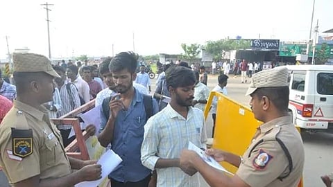 காவலா் பணிக்கான உடல்திறன் தோ்வு எழுத வந்த இளைஞா்கள்