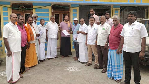 செய்யாற்றில் வாக்குச்சாவடி நிலை அலுவலா்கள் மூலம் வாக்காளா்களுக்கு கணக்கீட்டுப் படிவம் வழங்கும் பணியை ஆய்வு செய்த அதிமுகவினா்.