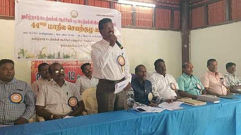 மாநில செயற்குழுக் கூட்டத்தில் பேசுகிறாா் தமிழ்நாடு உடற்கல்வி ஆசிரியா் மற்றும் இயக்குநா் சங்க மாநில தலைவா் டி.தேவிசெல்வம்.