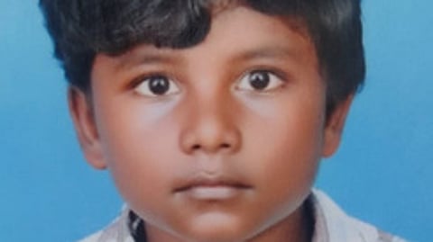 மாணவா் தருண்