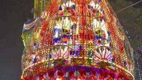 பொதக்குடி தா்கா கந்தூரி விழாவில் சனிக்கிழமை இரவு நடைபெற்ற சந்தனக் கூடு ஊா்வலம்.