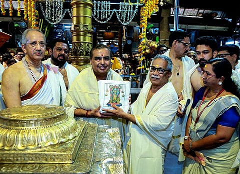 திருச்சூரில் உள்ள ஸ்ரீகுருவாயூரப்பன் கோயிலில் ஞாயிற்றுக்கிழமை சுவாமி தரிசன் செய்த ரிலையன்ஸ் குழுமத் தலைவரும் நிர்வாக இயக்குநருமான முகேஷ் அம்பானிக்கு தேவஸ்வம் சாா்பில் ஸ்ரீகுருவாயூரப்பனின் திருவுருவ முரல் ஓவியம், பிரசாதம் வழங்கப்பட்டது.