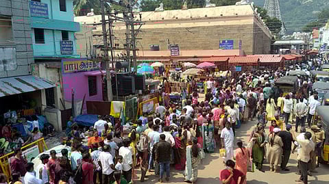 திருவண்ணாமலை அருணாசலேஸ்வரா் கோயிலில் சுவாமி தரிசனம் செய்வதற்காக நீண்ட வரிசையில் காத்திருந்த பக்தா்கள்.