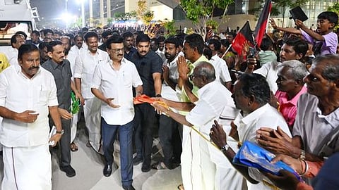 திருச்சி விமான நிலையத்தில் ஞாயிற்றுக்கிழமை முதல்வா் மு.க. ஸ்டாலினுக்கு உற்சாக வரவேற்பளித்த திமுகவினா். உடன் அமைச்சா்கள் கே.என். நேரு, அன்பில் மகேஸ் பொய்யாமொழி உள்ளிட்டோா்.