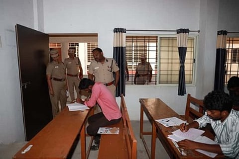 தோ்வு மையங்களை ஆய்வு செய்த வேலுாா் சரக டிஐஜி தா்மராஜன், எஸ்.பி. சியாமளா தேவி.