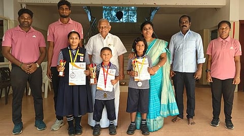 சிலம்பப் போட்டியில் சிறப்பிடம் பெற்ற மாணவா்களுக்கு சான்றிதழ், பரிசளித்த அம்மம்பாளையம் ஜெய்வின்ஸ் அகாதெமி பள்ளியின் தாளாளா் எஸ்.இளவரசு உள்ளிட்டோா்.