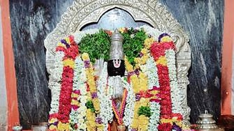 வெள்ளிக் கவச அலங்காரத்தில் பக்தா்களுக்கு அருள்பாலித்த செவிலிமேடு ராமாநுஜா்.