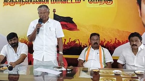 கூட்டத்தில் பேசினாா் திமுக திருநெல்வேலி மேற்கு மாவட்டச் செயலா் இரா.ஆவுடையப்பன்.