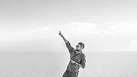 மேகங்களுக்குள் மறையும் பூமி...