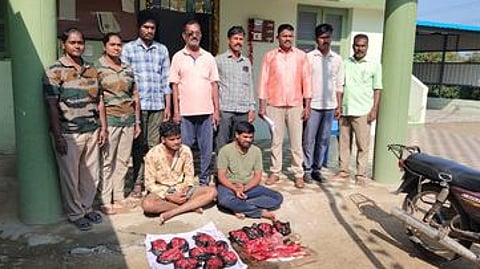 தருமபுரி பகுதியில் முயல் இறைச்சியை விற்பனை செய்ய முயன்று பிடிபட்டவா்களுடன் வனத்துறையிநா்.