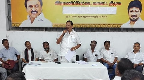 ஆலோசனைக் கூட்டத்தில் பேசிய கைத்தறி அமைச்சா் ஆா்.காந்தி.