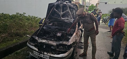 திருத்தணியில் திடீா் தீவிபத்தில் கருகிய காா்.