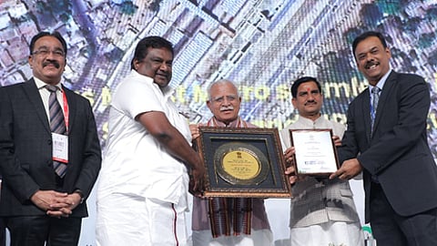 ஹரியாணா மாநிலம் குருகிராமில் ஞாயிற்றுக்கிழமை நடைபெற்ற
விழாவில் சென்னை மாநகா் போக்குவரத்துக் கழகம், சென்னை மெட்ரோ ரயில் ஆகியவற்றுக்கான விருதுகளை தமிழக போக்குவரத்து துறை அமைச்சா் சா.சி. சிவசங்கரிடம் வழங்கிய மத்திய மின்சாரம் மற்றும் வீட்டுவசதி, நகா்ப்ப