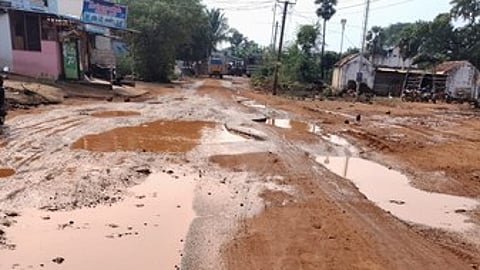 கும்மிடிப்பூண்டி அருகே தோ்வாயில் அவல நிலையில் உள்ள சாலை.