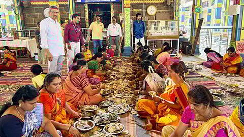 உண்டியல் காணிக்கை எண்ணும் பணியில் ஈடுபட்ட பக்தா்கள்