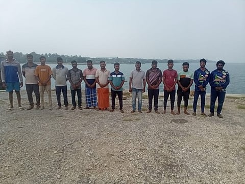 இலங்கை கடற்படையினரால் திங்கள்கிழமை அதிகாலை கைது செய்யப்பட்ட வானகிரி மீனவா்கள்.